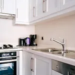 Cozy Retreat With Balcony 2 Min To Galata Tower