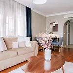 Stylish Retreat W Balcony 2 Min To Bagdat Ave