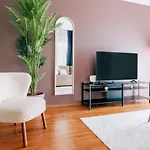 Stylish Retreat W Balcony 2 Min To Bagdat Ave