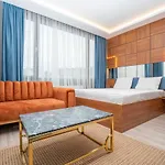 Center Suite