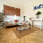 Beautiful 2Br And 2Toilet Balcony Apt Near Hilton Hotel #4