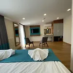 Lynda Hotel
