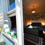 Tilas - Rooms In 19Th Century Wooden Townhouse,Kadikoy
