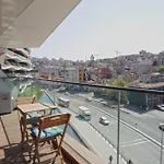 Modern Apt With City Views - Central Location