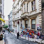 Spacious Rustic 2 Bedroom Few Steps From Galata Tower