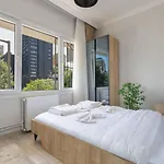Modern Central 2Br Apt In The Hearth Of The City