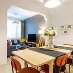 Chic And Roomy Flat Near Citys Nisantasi Mall