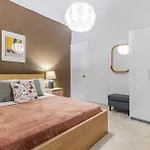 Chic And Roomy Flat Near Citys Nisantasi Mall