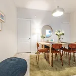 Chic And Roomy Flat Near Citys Nisantasi Mall