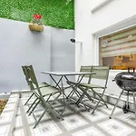 Gorgeous House With Refreshing Garden In Besiktas