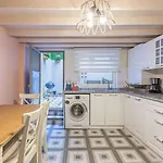 Gorgeous House With Refreshing Garden In Besiktas
