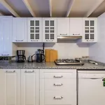 Gorgeous House With Refreshing Garden In Besiktas