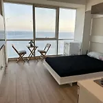 Deniz Kenarinda Muethis Deniz Manzarali Rezisans