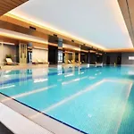 Elegant 2 Bedroom Apt Sinpas Queen Gym Pools