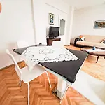 Spacious And Bright Apartment - Dirim House