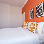 High-Ceiling Three-Bedroom Central Apartment