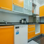 High-Ceiling Three-Bedroom Central Apartment