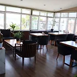 Ueskuedar Otel