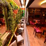 Golden Siyav Hotel