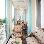 Maroon Bosphorus