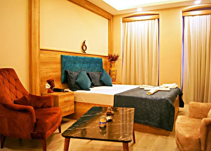 Destinia Pera Suites