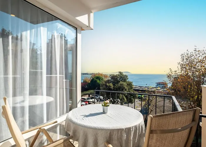 Chic Flat With Balcony Near Moda Shore