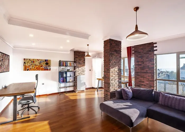 Sleek Flat Near Public Transportation In Maltepe