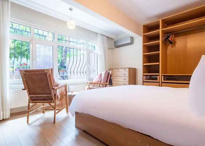 Flat With Garden Close To Coast In Uskudar