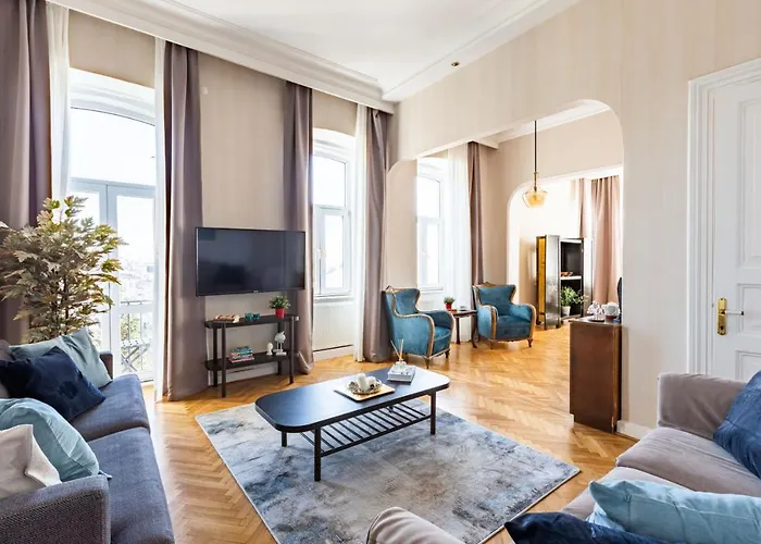 Historical Flat With A Lovely Sea View In Beyoglu