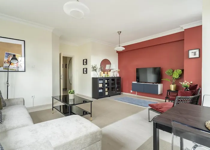 Modern Flat With Balcony On Bagdat Street