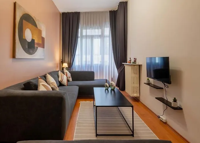 2Br Historical & Spacious Apt. In Heart Of Taksim