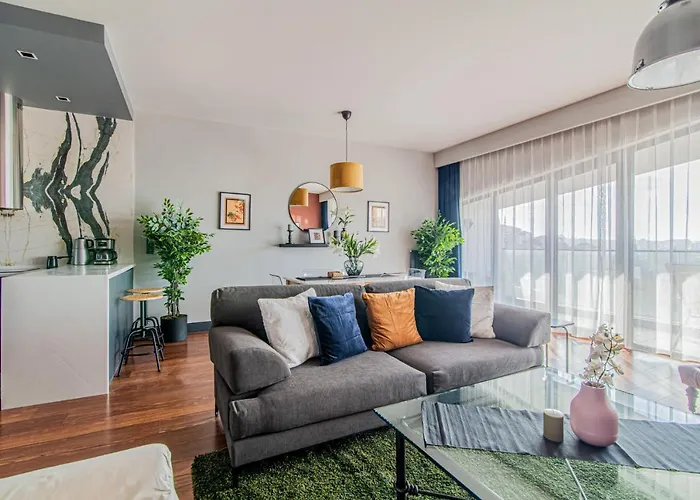 Centrally Located Flat With Balcony In Beyoglu