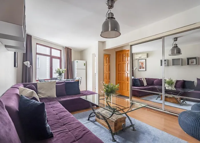Central Flat With Balcony And Terrace In Sisli