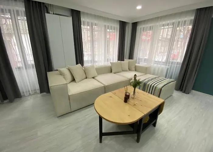 Renovated 2Br Apartment Near Metro