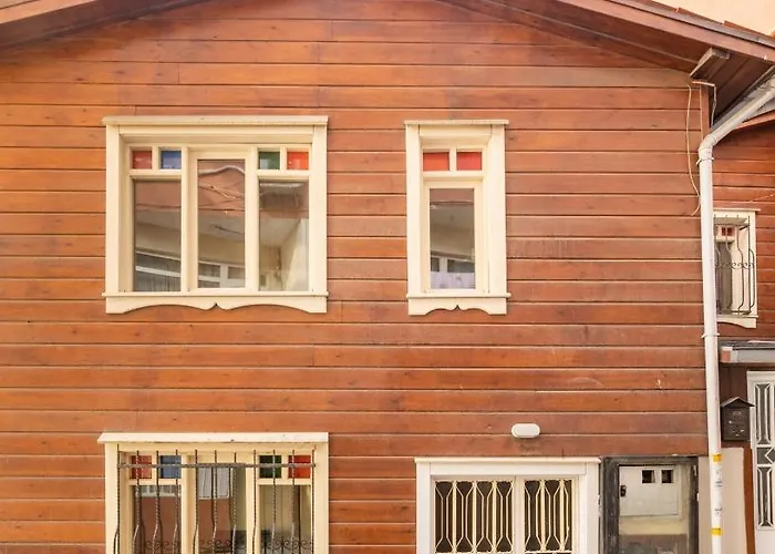 Historical Duplex Villa With Patio In Beyoglu