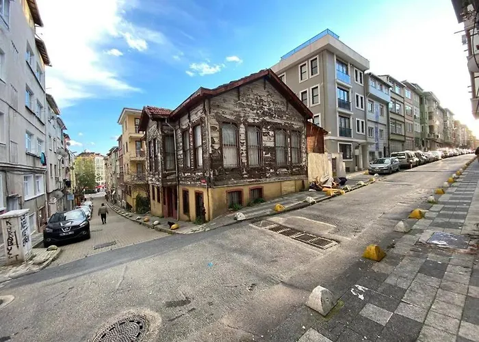 Large Apartment With A Balcony In Central Kadikoey