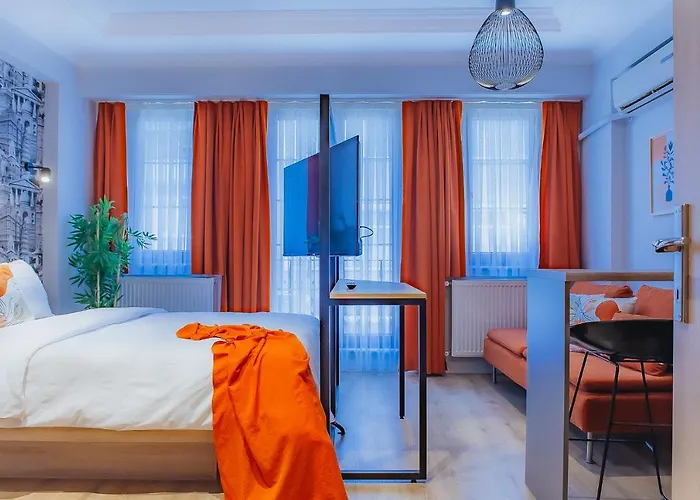Marcian\'S Column Hotel - Orange And Blue