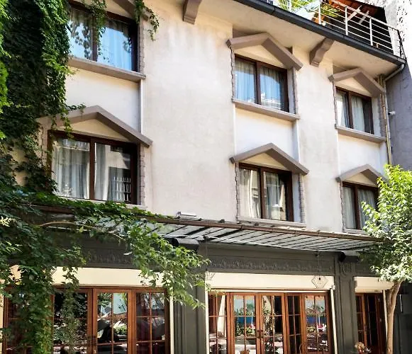Level Suites - 201