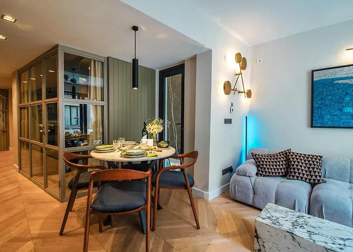 Designer Suite In Art District With Terrace Garden