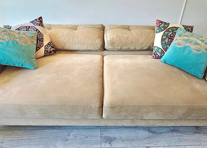 Fully Renovated Modern Apartment