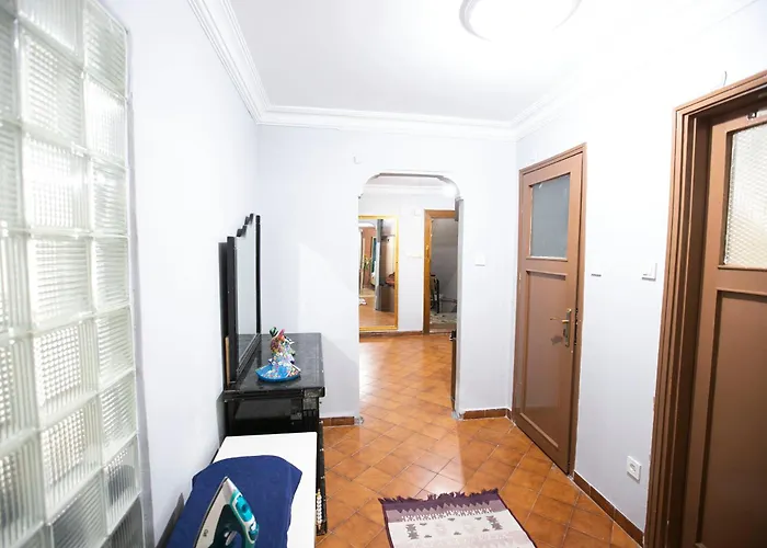 3 Diffrent Family Apartments At Center Walking 5 Minutes
