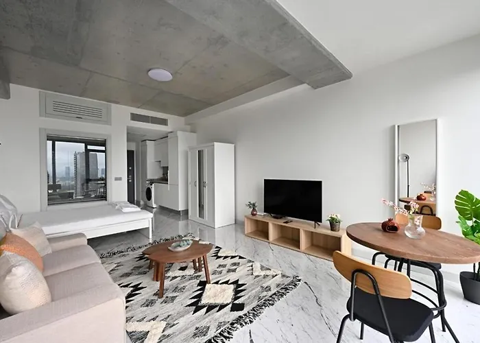 Cozy Bright Studio W Parking, Poolviews! #237