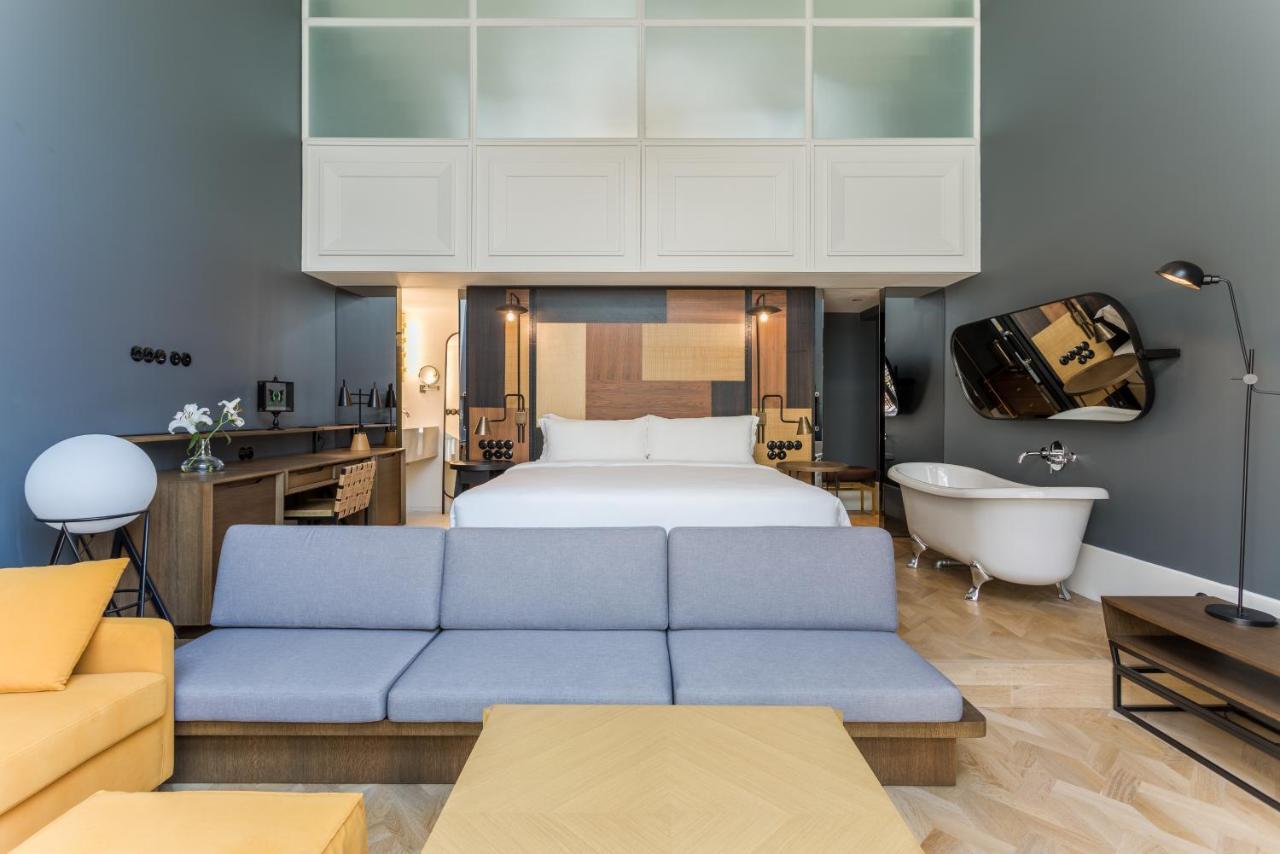 Mate Emir, Hotel 4*