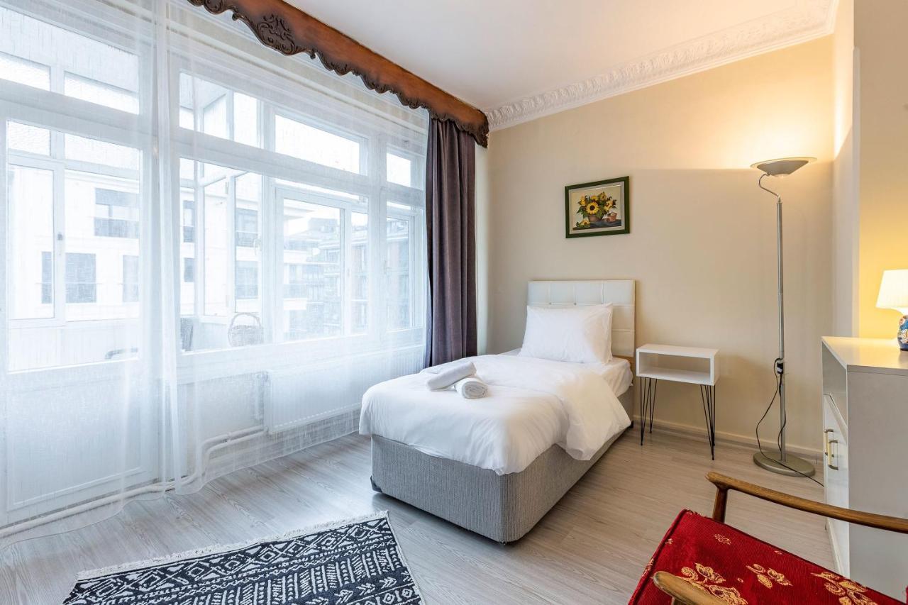 Charming Surrounded By Vibrant Attractions In Kadikoy Apartment