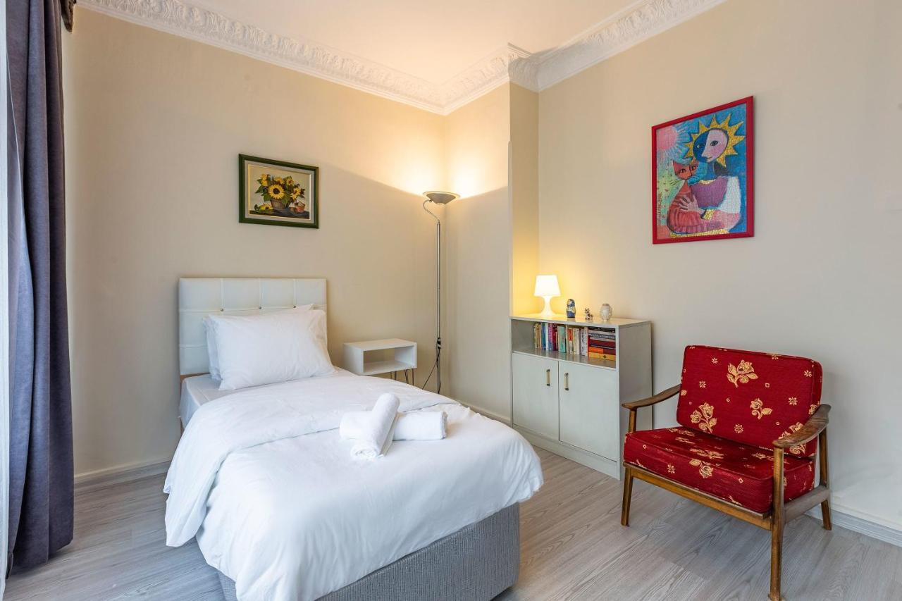 Charming Surrounded By Vibrant Attractions In Kadikoy Apartment *