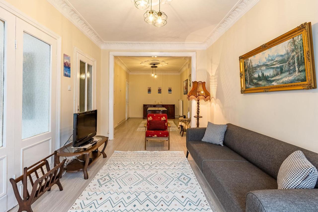 Charming Surrounded By Vibrant Attractions In Kadikoy Apartment