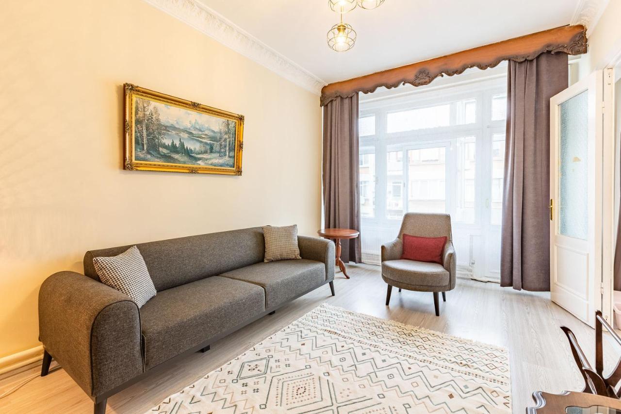 Charming Surrounded By Vibrant Attractions In Kadikoy