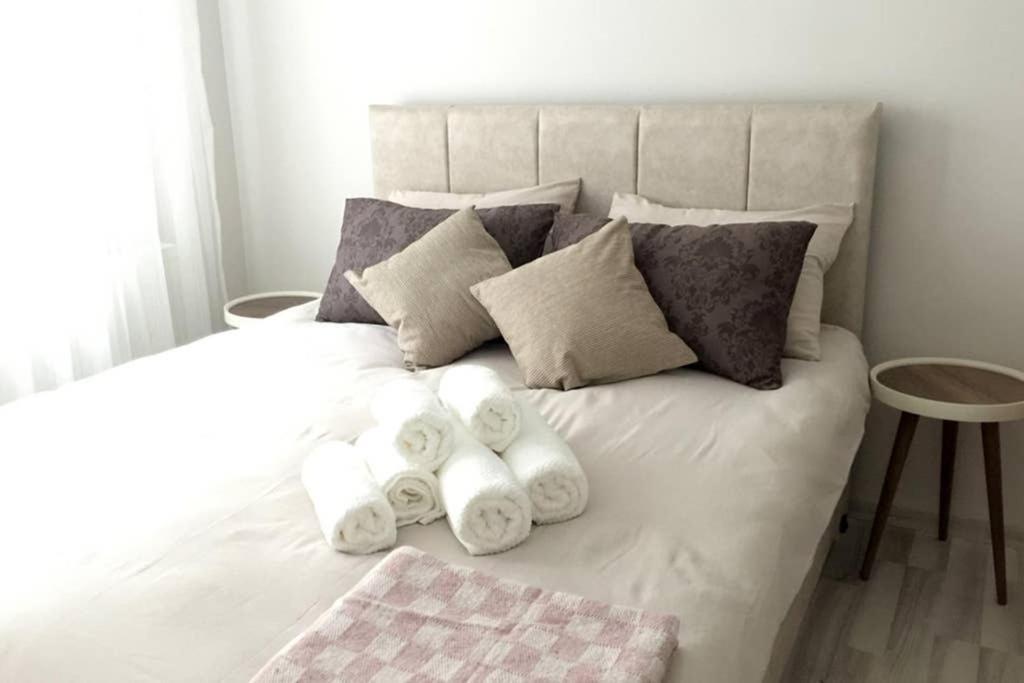 Small Semi Basement Floor Apartment *