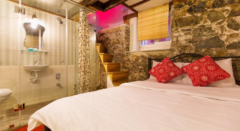 Aretias Antique House