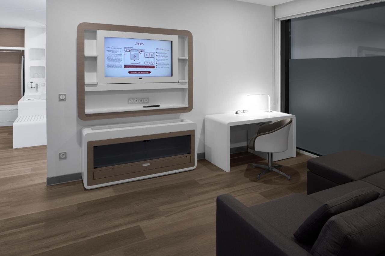Yotelair Airport, Duty Free - International Transit Area 3*